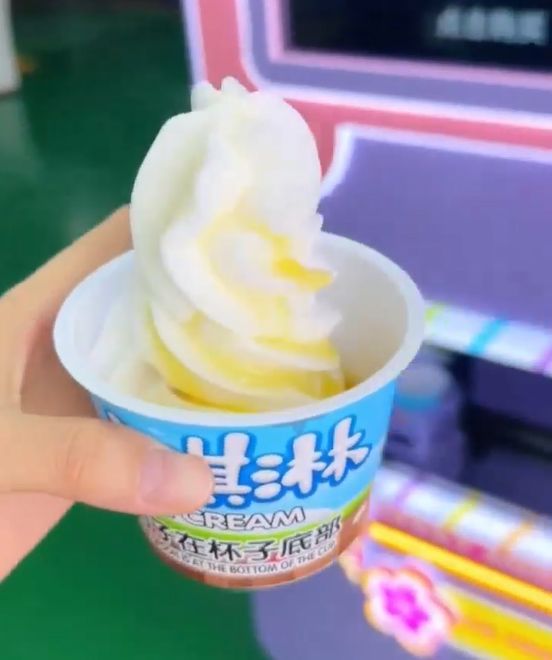Automatic ice cream machine